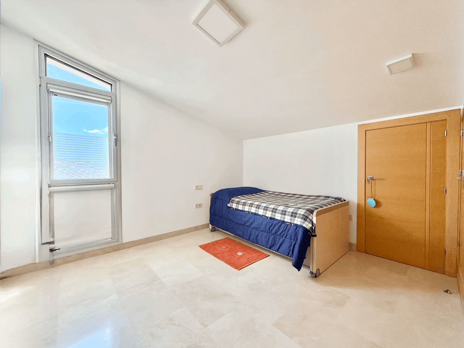 Hermosa villa de diseño moderno de cuatro dormitorios en Alcaidesa