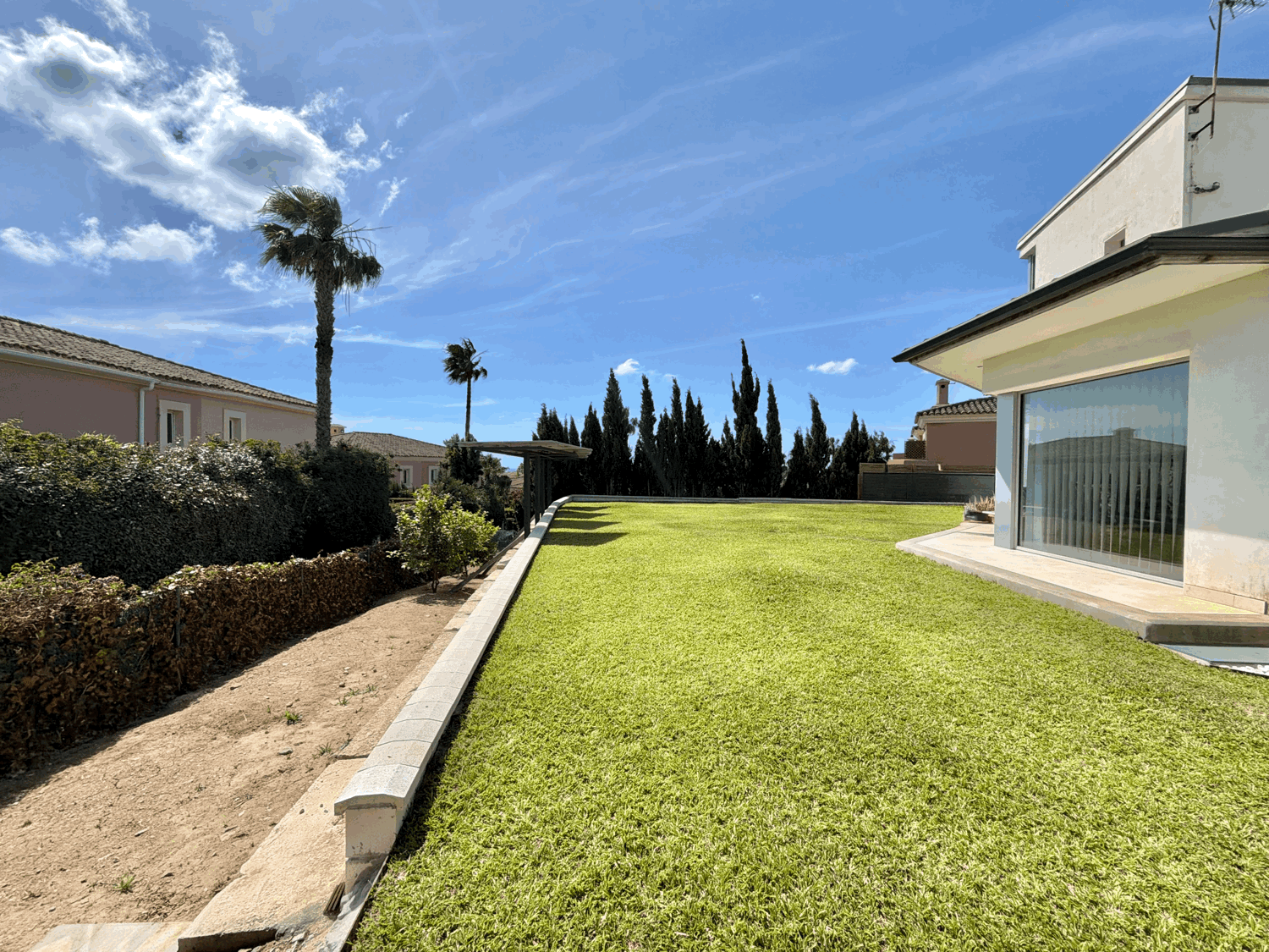 Hermosa villa de diseño moderno de cuatro dormitorios en Alcaidesa