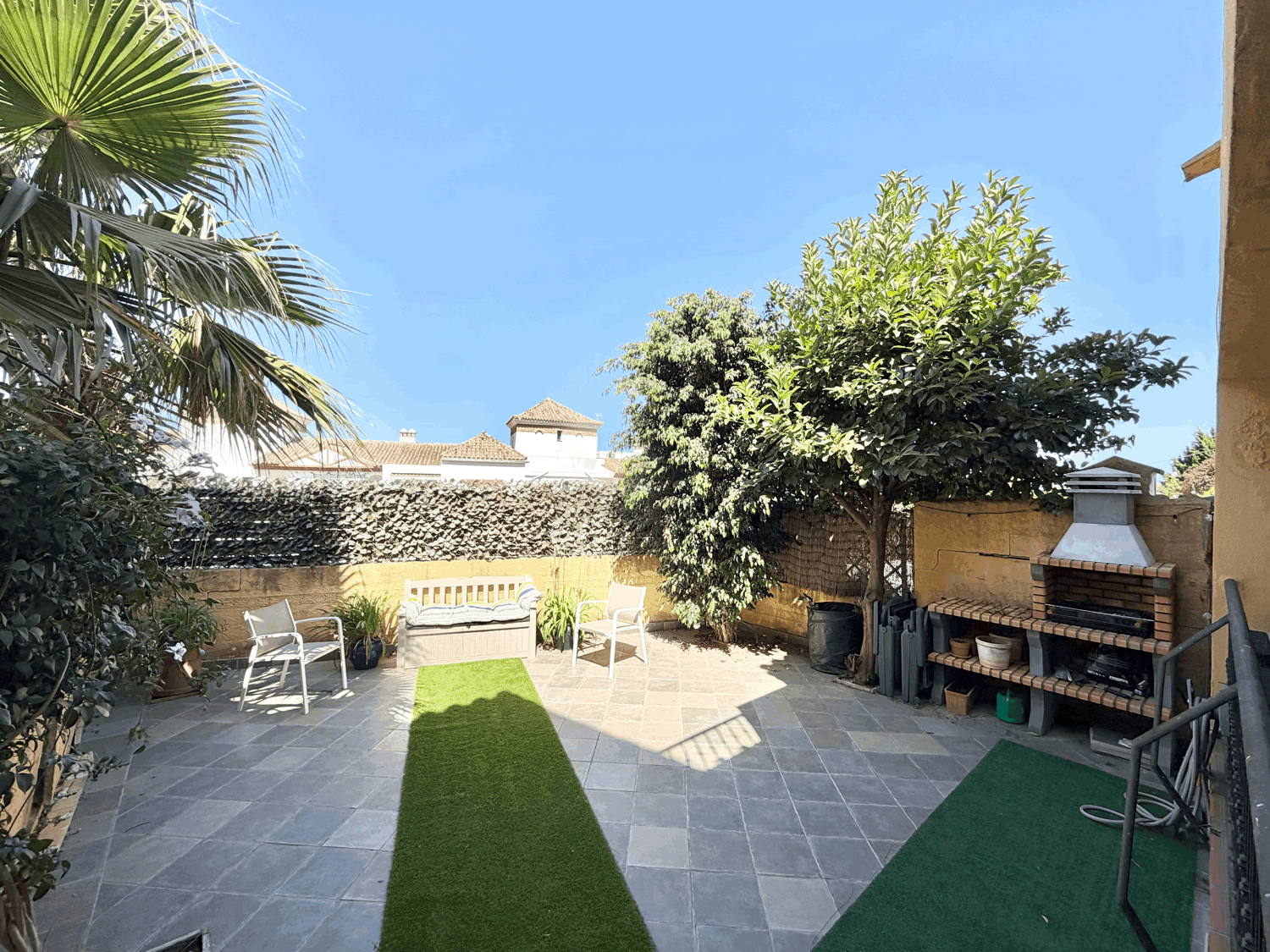 Charming four-bedroom townhouse in a gated community with a swimming pool