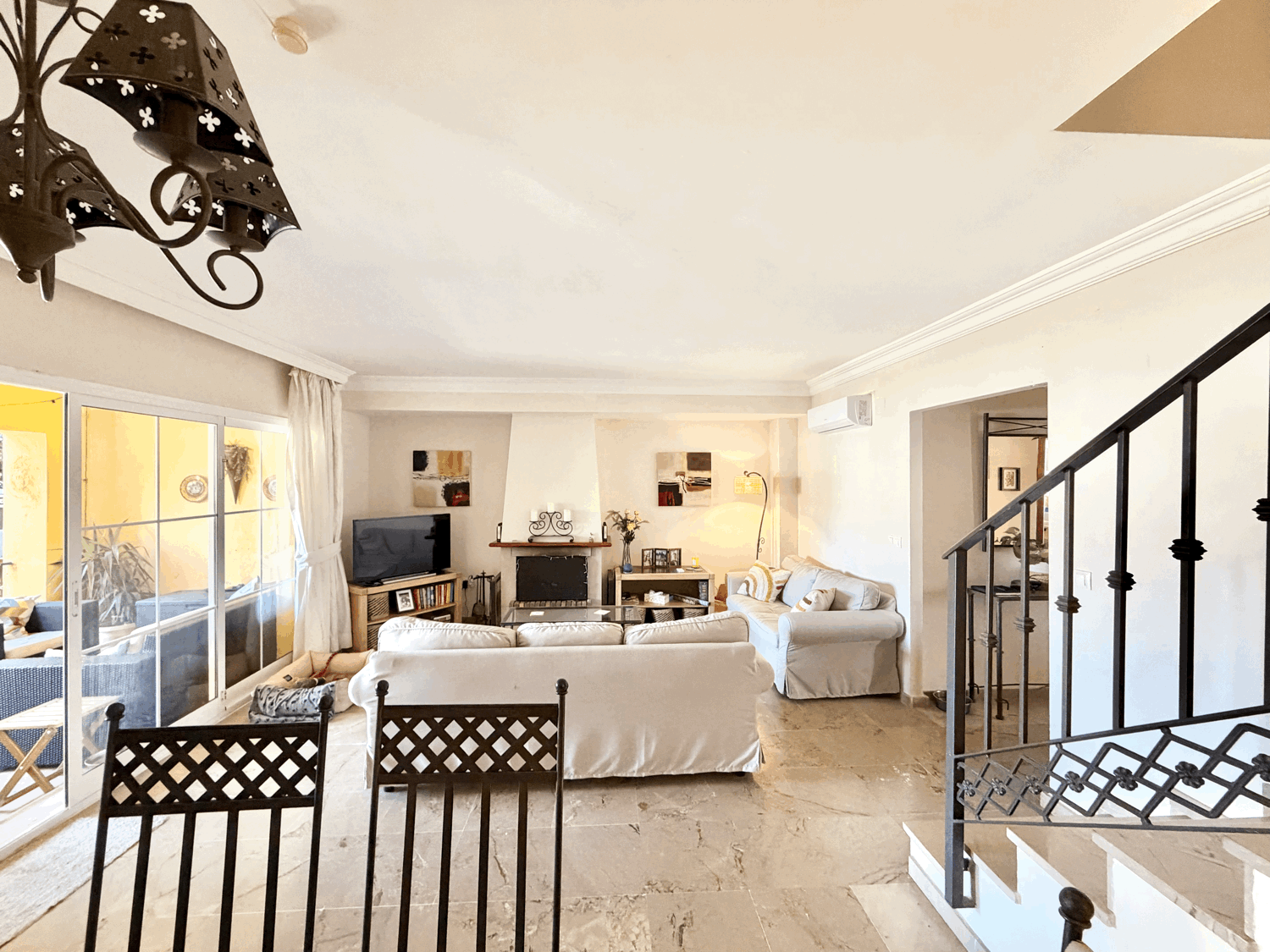 Charming four-bedroom townhouse in a gated community with a swimming pool