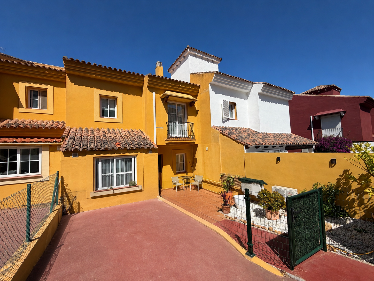 Charming four-bedroom townhouse in a gated community with a swimming pool