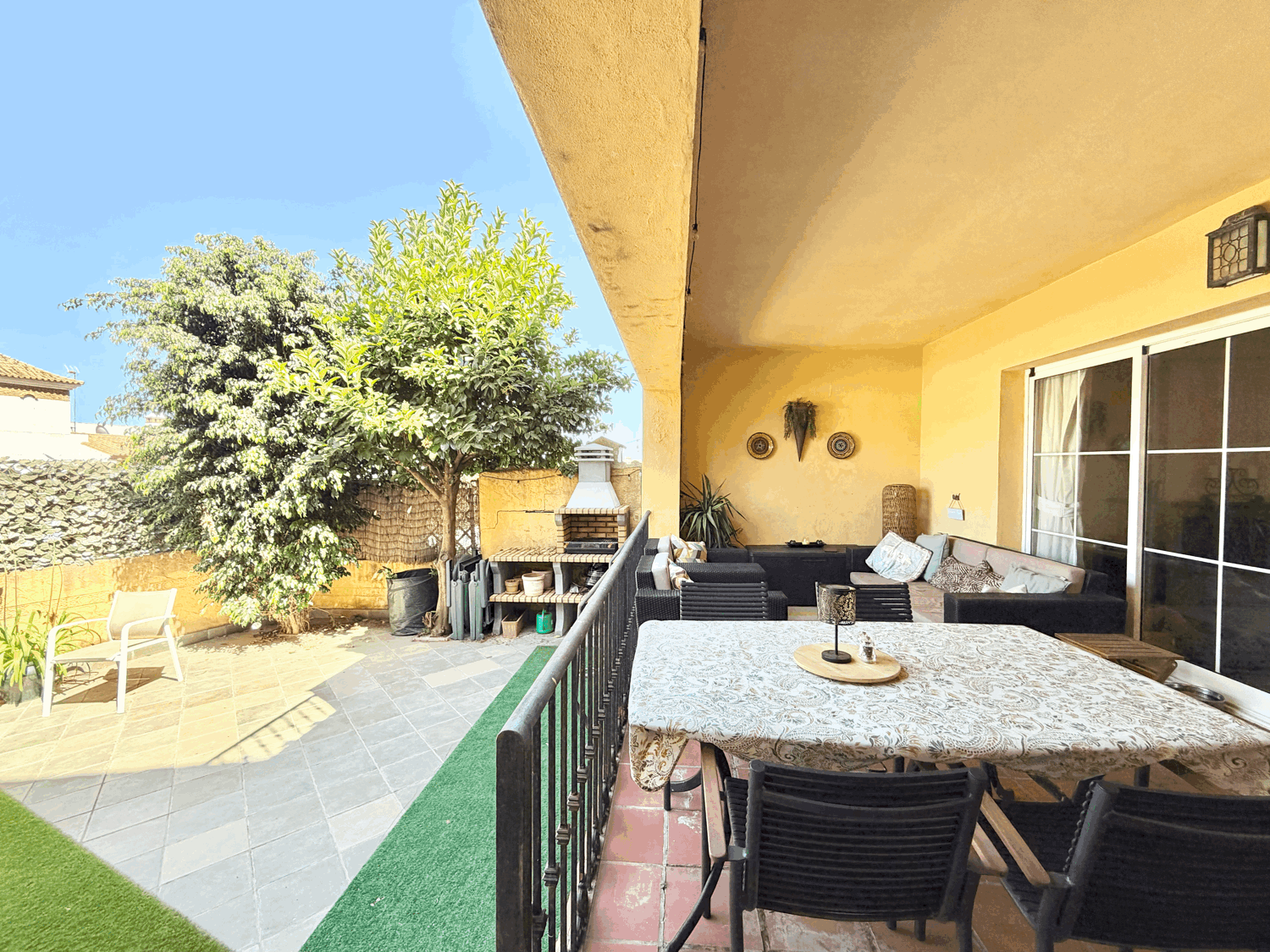 Charming four-bedroom townhouse in a gated community with a swimming pool