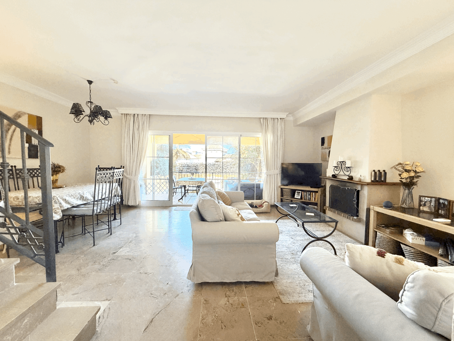 Charming four-bedroom townhouse in a gated community with a swimming pool