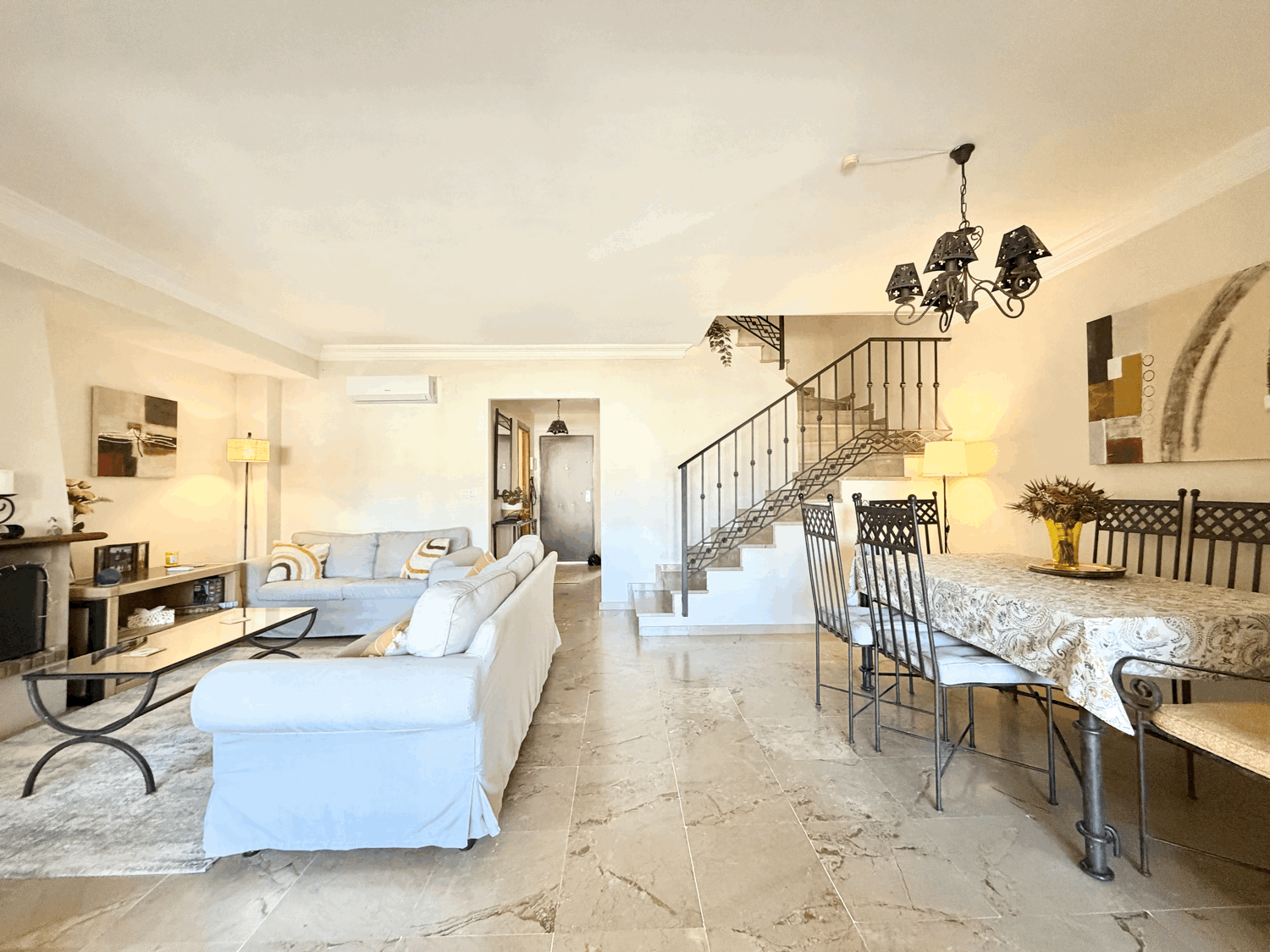 Charming four-bedroom townhouse in a gated community with a swimming pool