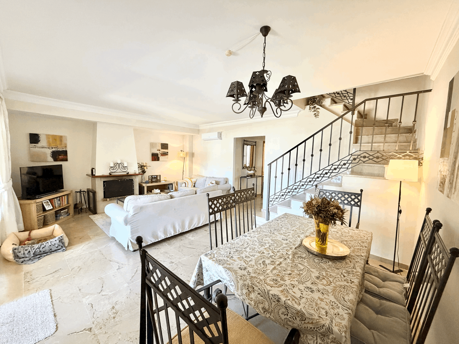 Charming four-bedroom townhouse in a gated community with a swimming pool