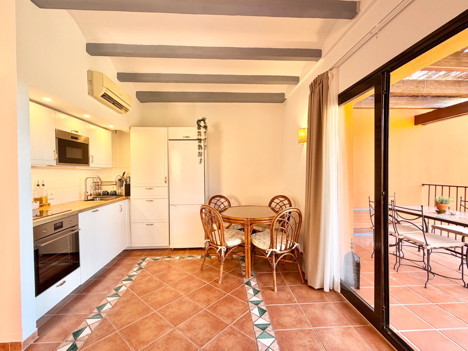 Precioso apartamento de dos dormitorios con vistas al mar y Gibraltar