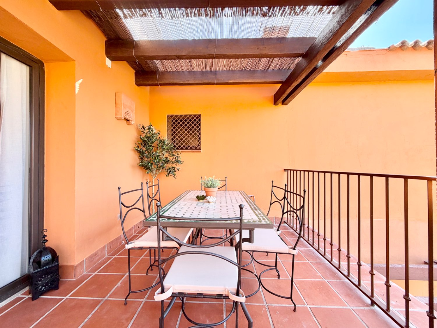 Precioso apartamento de dos dormitorios con vistas al mar y Gibraltar