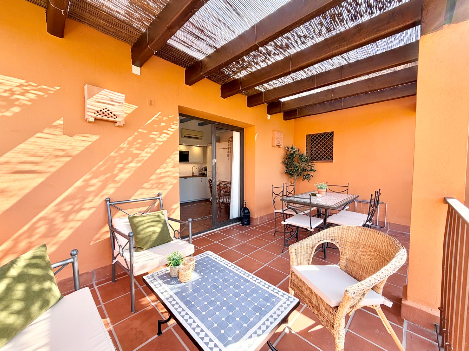Precioso apartamento de dos dormitorios con vistas al mar y Gibraltar