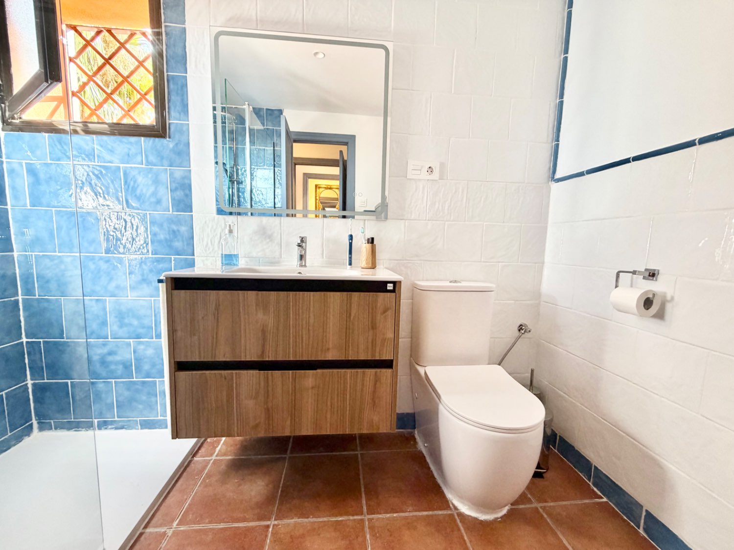 Precioso apartamento de dos dormitorios con vistas al mar y Gibraltar