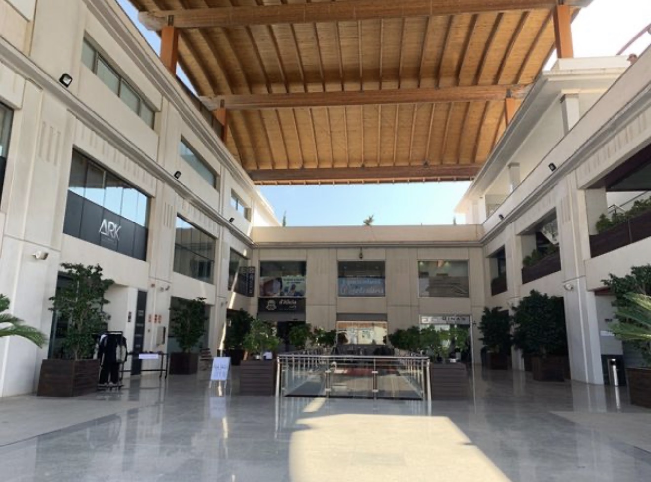 Estupendo local comercial en Centro comercial Sotomarket