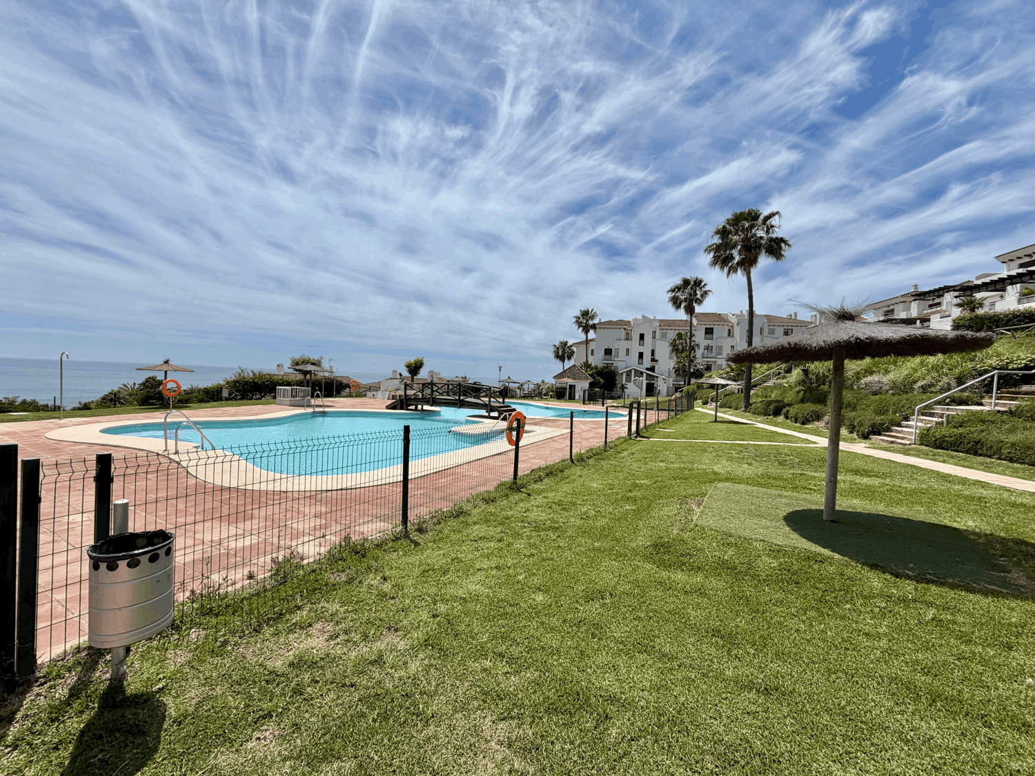 Hermoso piso de dos dormitorios con preciosas vistas abiertas al mar en Alcaidesa Village