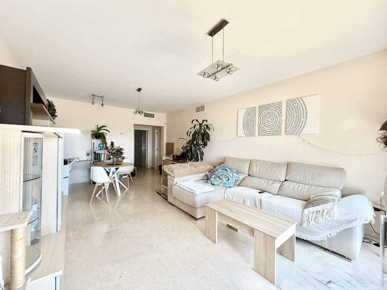 Hermoso piso de dos dormitorios con preciosas vistas abiertas al mar en Alcaidesa Village