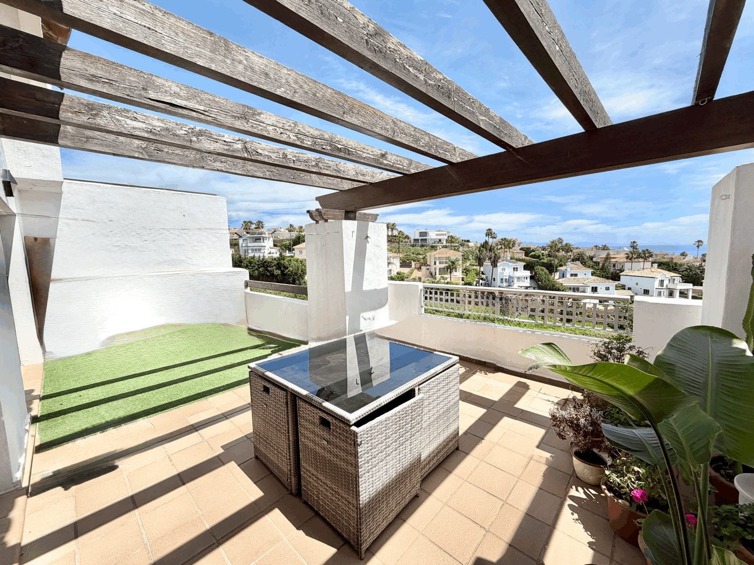 Hermoso piso de dos dormitorios con preciosas vistas abiertas al mar en Alcaidesa Village