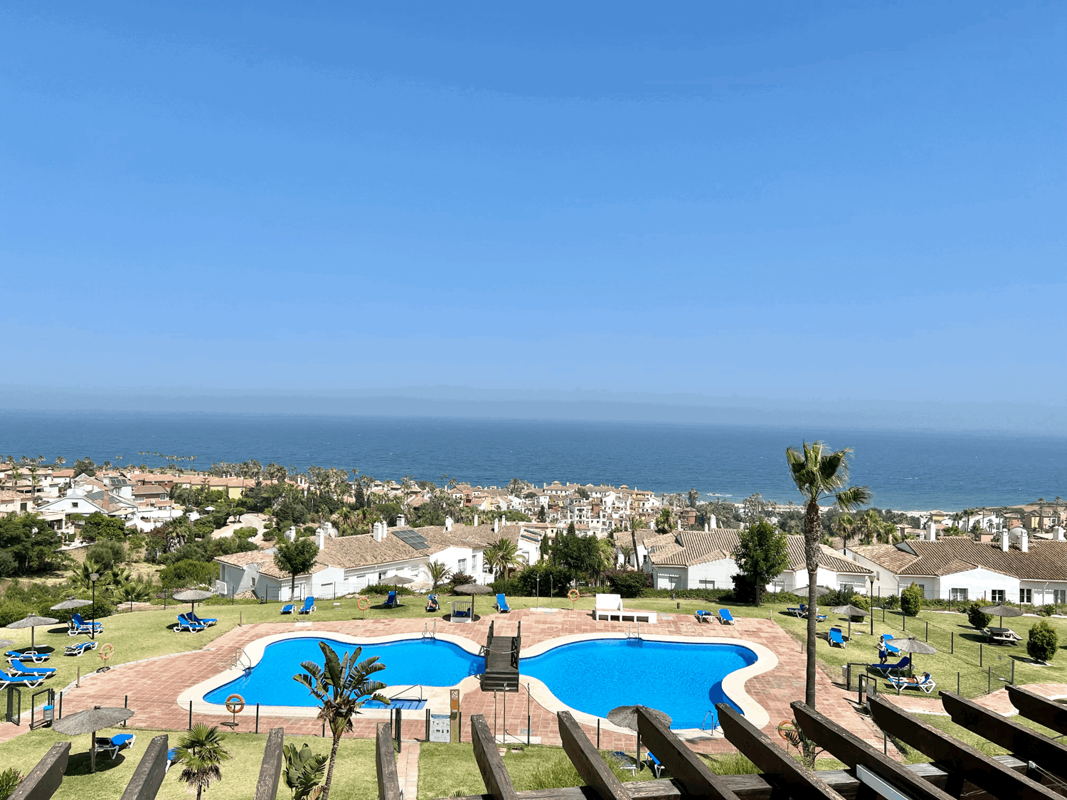 Hermoso piso de dos dormitorios con preciosas vistas abiertas al mar en Alcaidesa Village