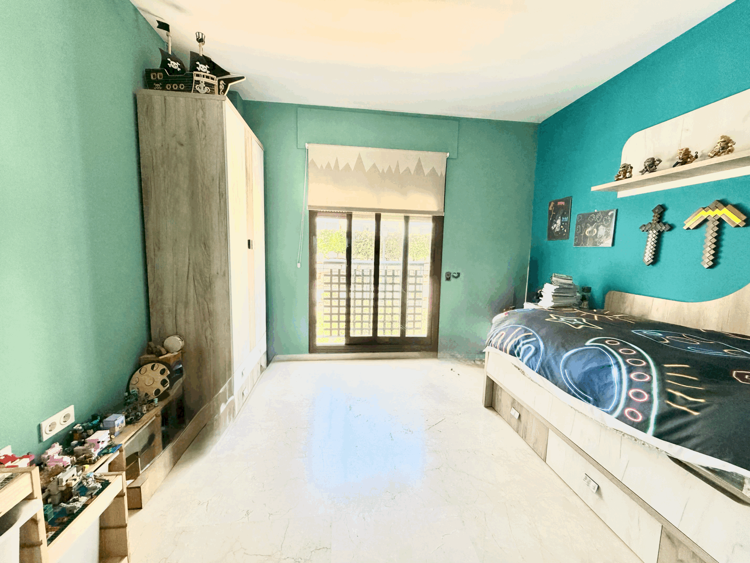 Hermoso piso de dos dormitorios con preciosas vistas abiertas al mar en Alcaidesa Village