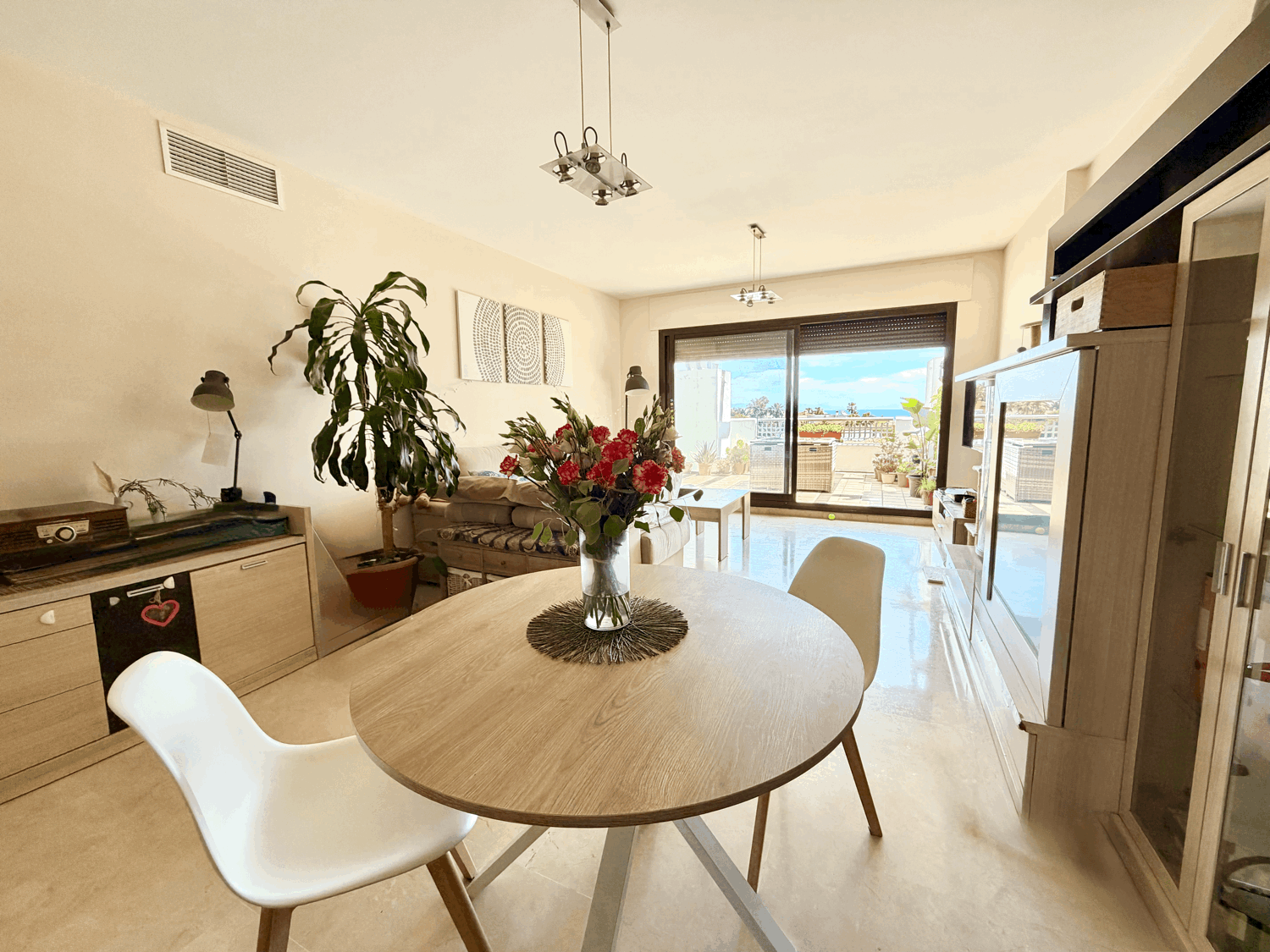 Hermoso piso de dos dormitorios con preciosas vistas abiertas al mar en Alcaidesa Village