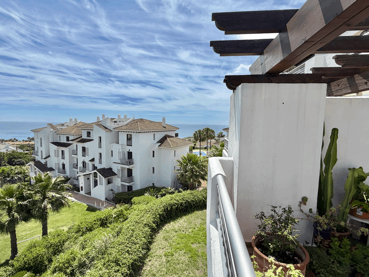 Hermoso piso de dos dormitorios con preciosas vistas abiertas al mar en Alcaidesa Village