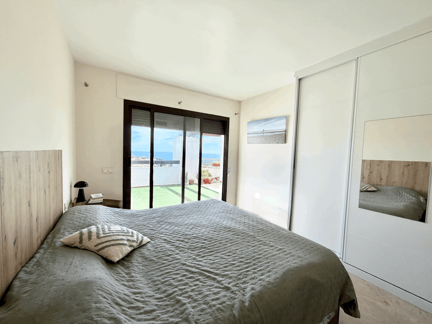 Hermoso piso de dos dormitorios con preciosas vistas abiertas al mar en Alcaidesa Village