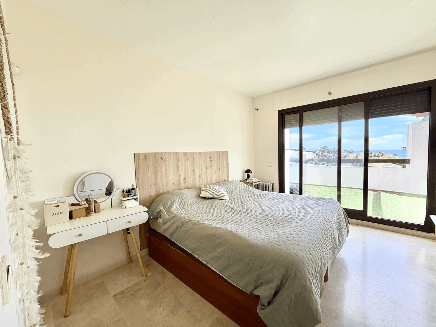 Hermoso piso de dos dormitorios con preciosas vistas abiertas al mar en Alcaidesa Village