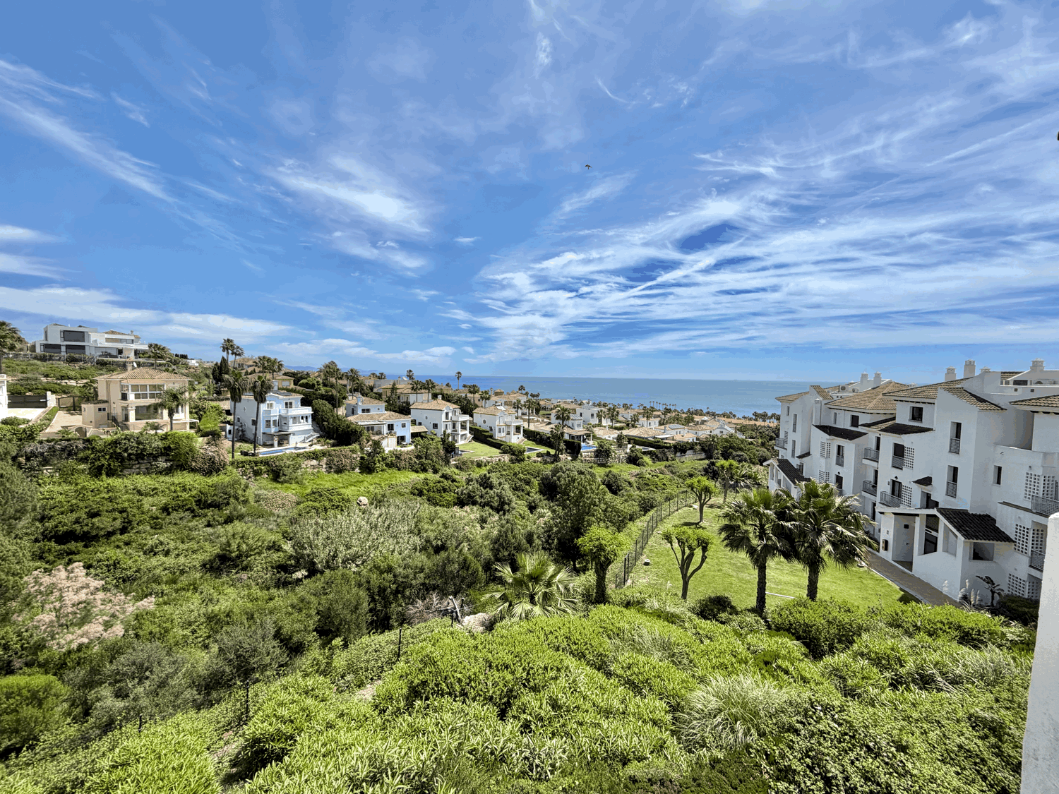 Hermoso piso de dos dormitorios con preciosas vistas abiertas al mar en Alcaidesa Village