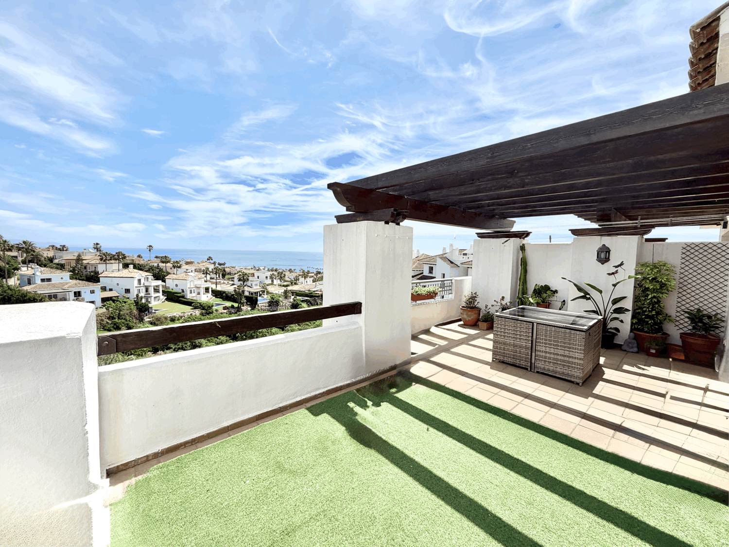 Hermoso piso de dos dormitorios con preciosas vistas abiertas al mar en Alcaidesa Village