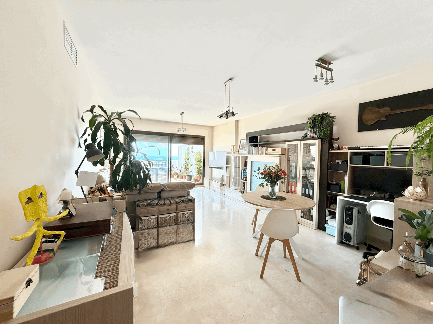 Hermoso piso de dos dormitorios con preciosas vistas abiertas al mar en Alcaidesa Village
