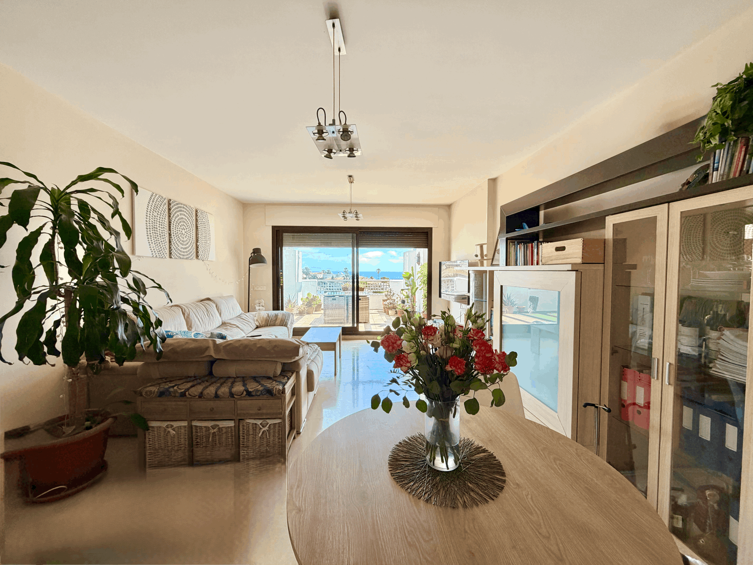 Hermoso piso de dos dormitorios con preciosas vistas abiertas al mar en Alcaidesa Village