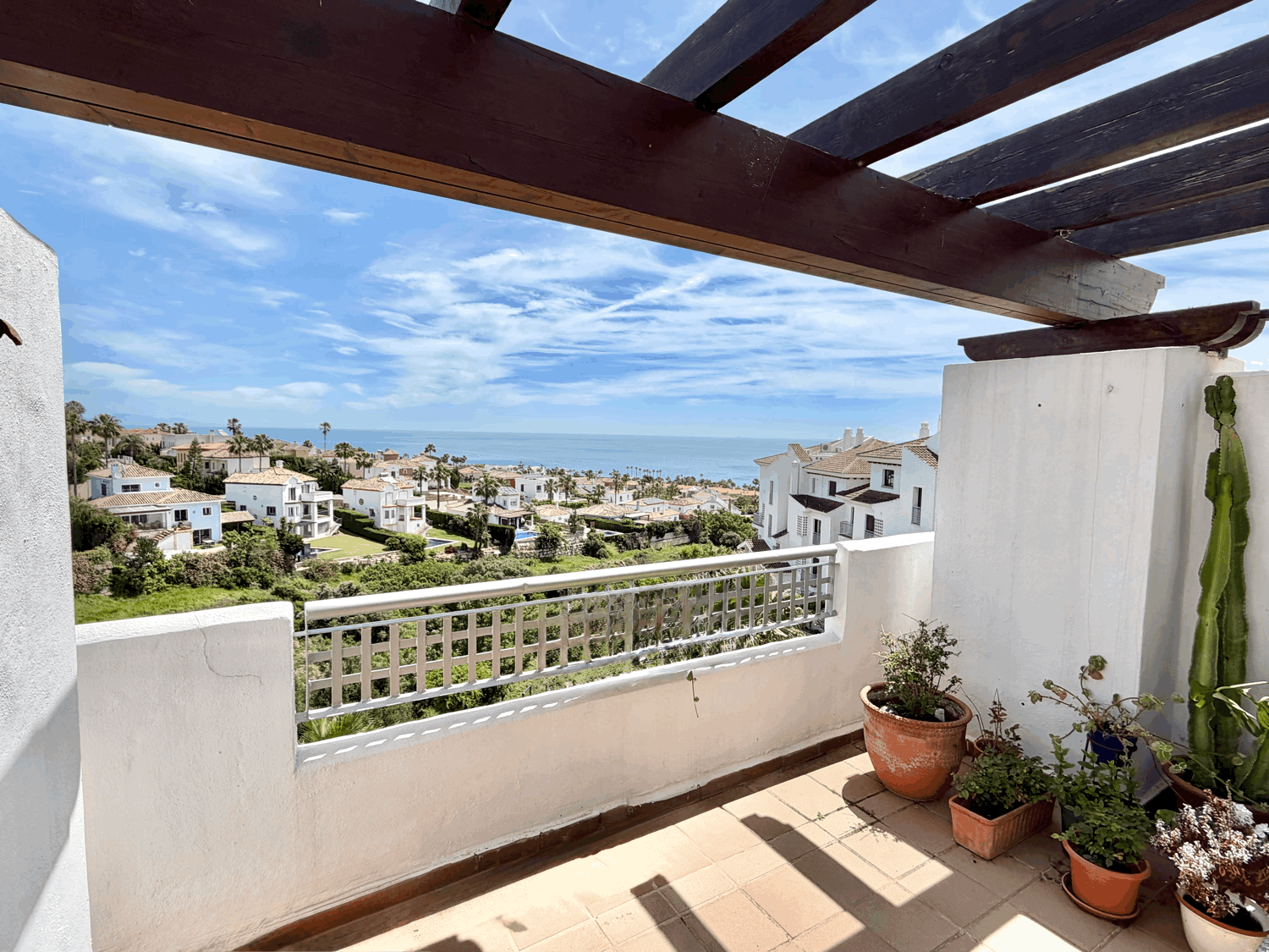 Hermoso piso de dos dormitorios con preciosas vistas abiertas al mar en Alcaidesa Village