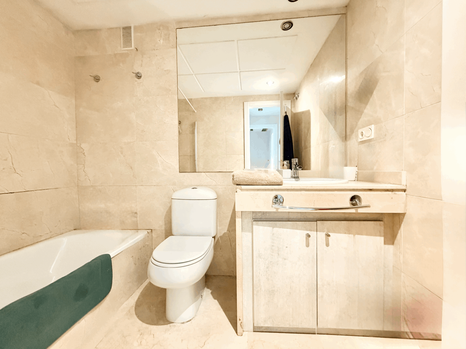 Hermoso piso de dos dormitorios con preciosas vistas abiertas al mar en Alcaidesa Village