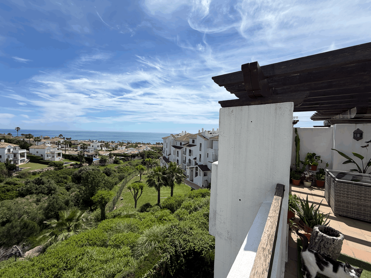 Hermoso piso de dos dormitorios con preciosas vistas abiertas al mar en Alcaidesa Village