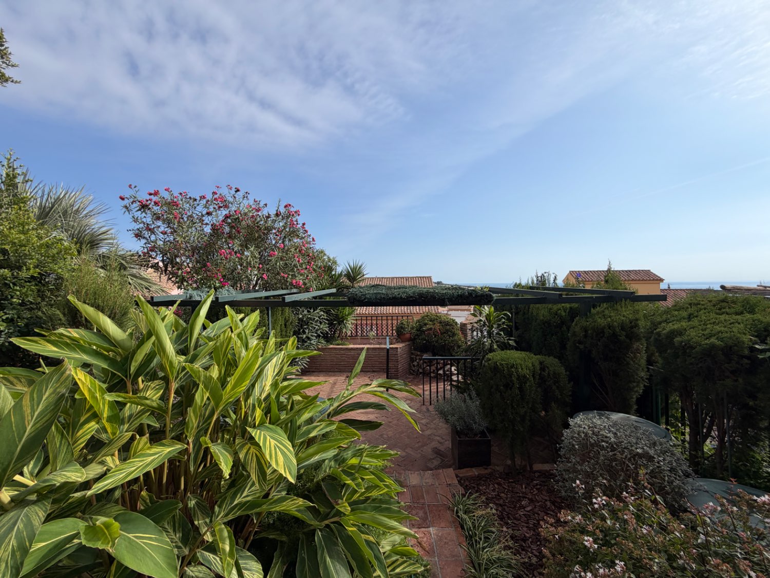 Fabulosa casa pareada cuatro dormitorios  con preciosas vistas al mar en Alcaidesa