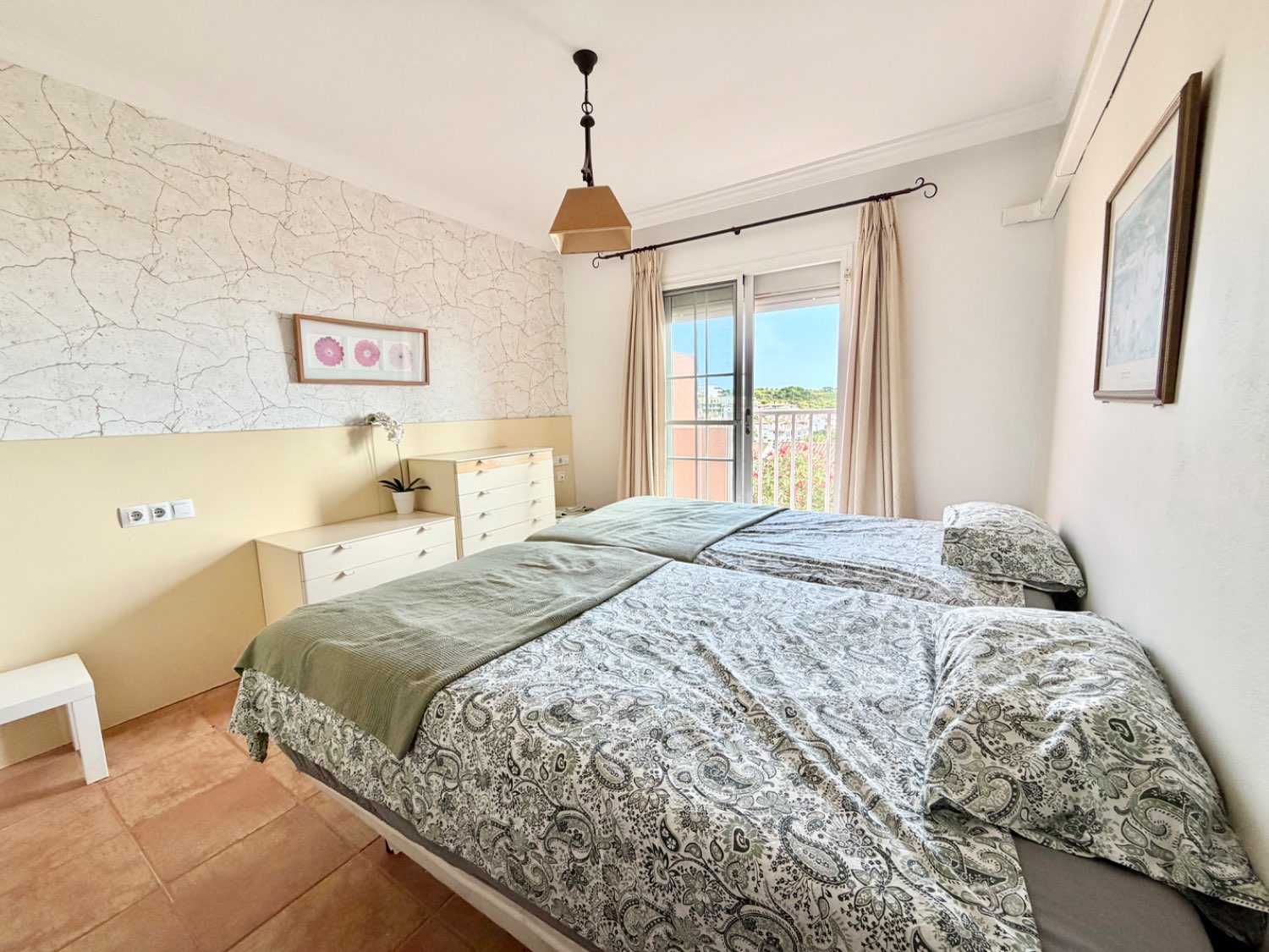 Fabulosa casa pareada cuatro dormitorios  con preciosas vistas al mar en Alcaidesa