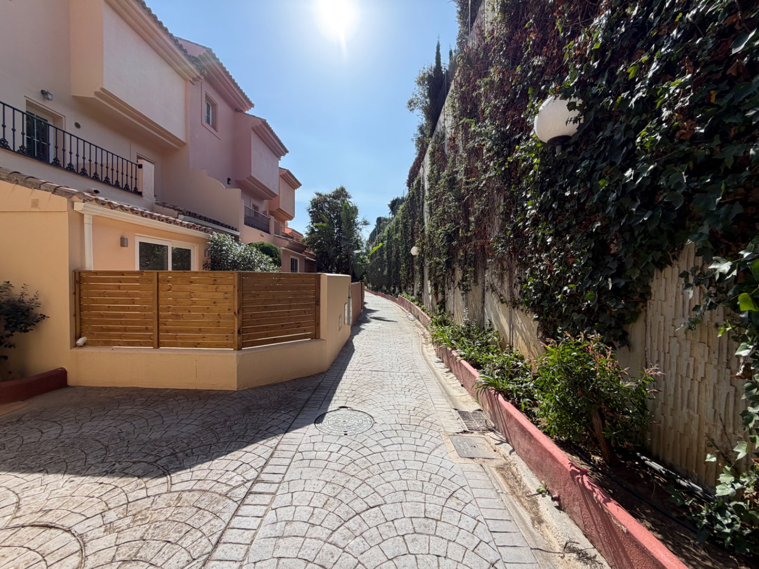 Fabulosa casa pareada cuatro dormitorios  con preciosas vistas al mar en Alcaidesa