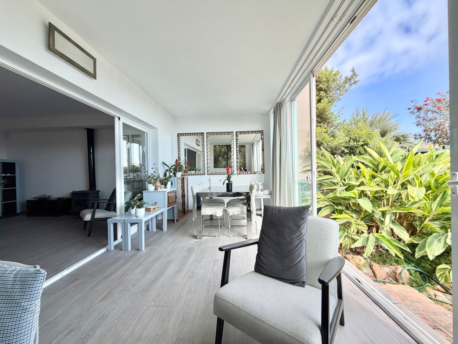 Fabulosa casa pareada cuatro dormitorios  con preciosas vistas al mar en Alcaidesa