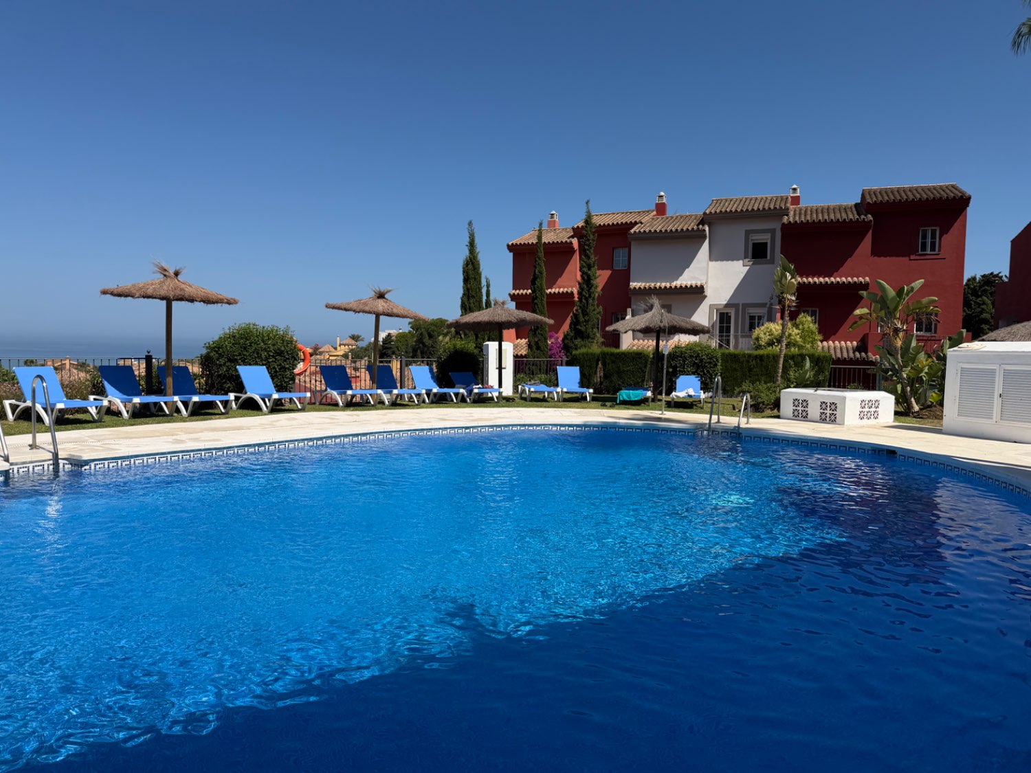Fabulosa casa pareada cuatro dormitorios  con preciosas vistas al mar en Alcaidesa