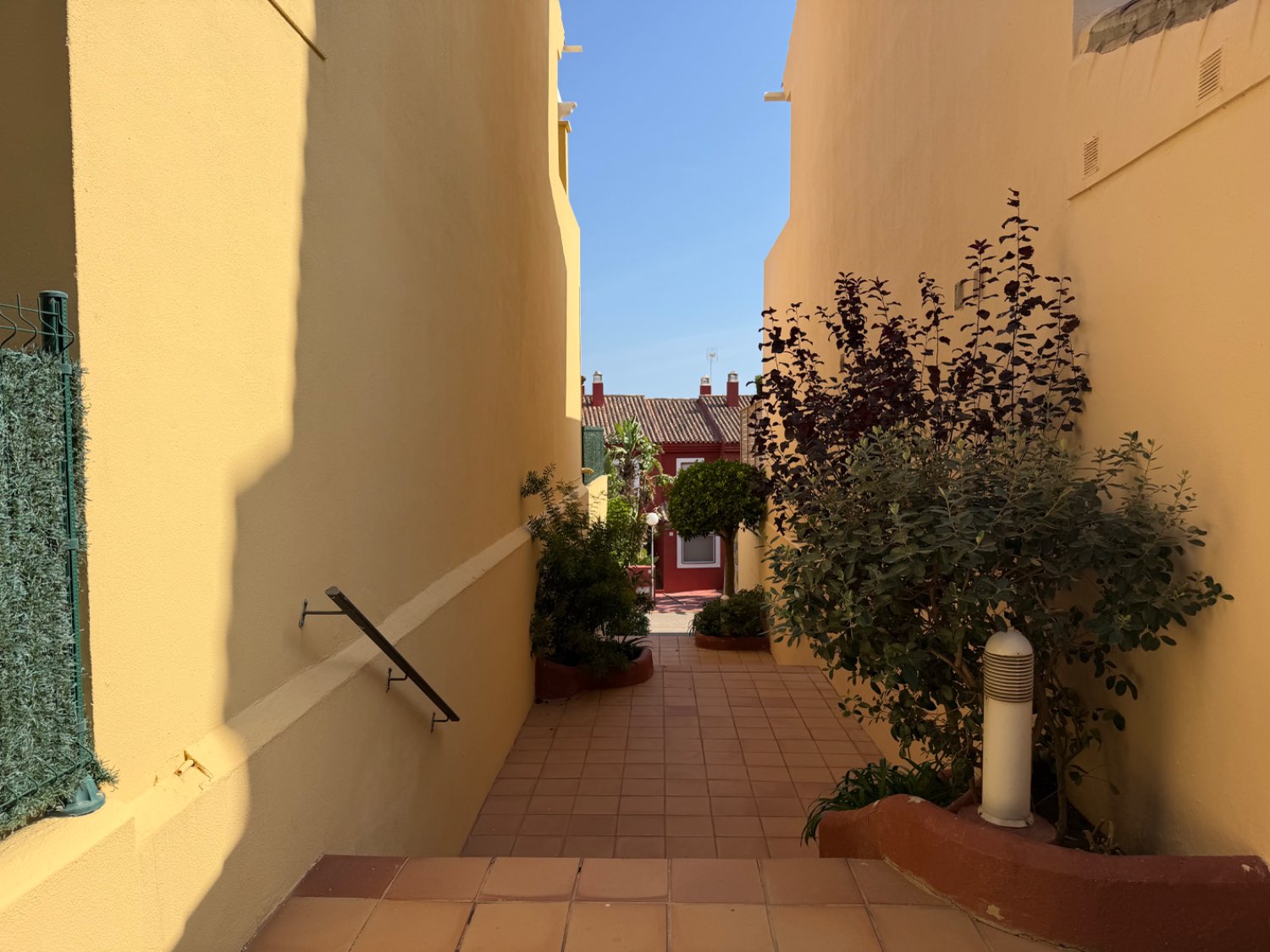 Fabulosa casa pareada cuatro dormitorios  con preciosas vistas al mar en Alcaidesa
