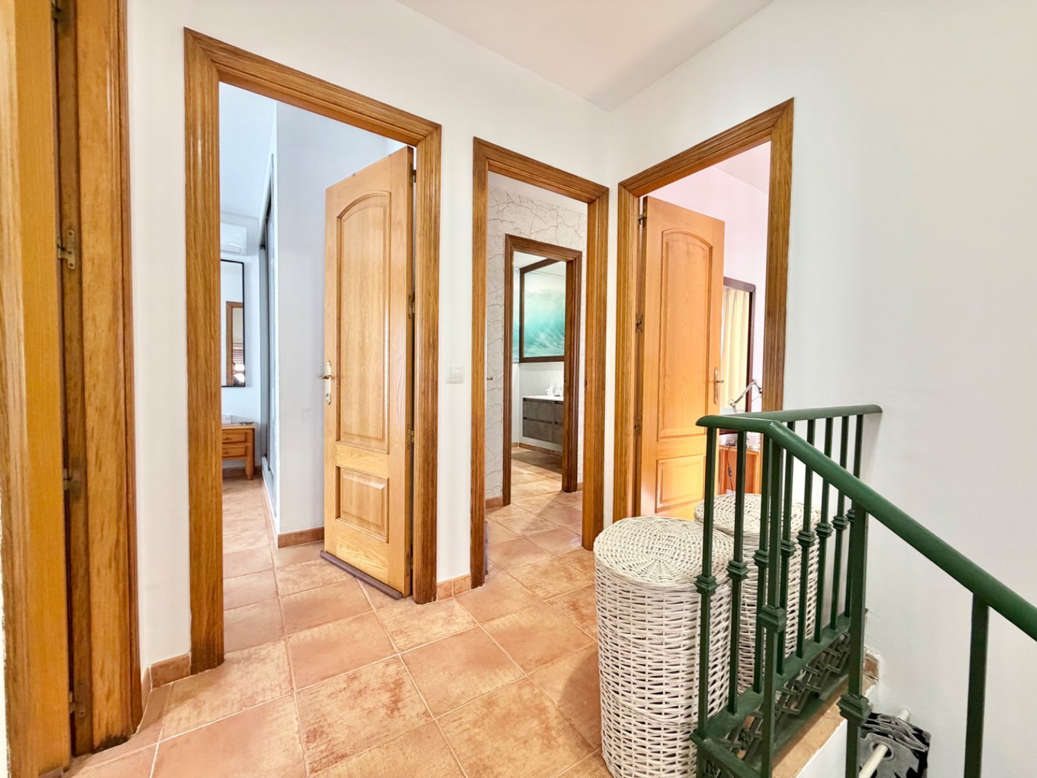 Fabulosa casa pareada cuatro dormitorios  con preciosas vistas al mar en Alcaidesa
