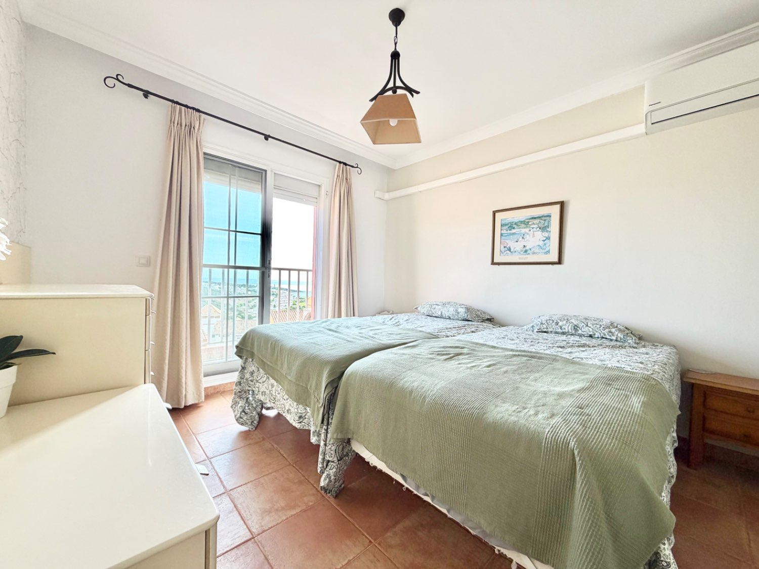 Fabulosa casa pareada cuatro dormitorios  con preciosas vistas al mar en Alcaidesa