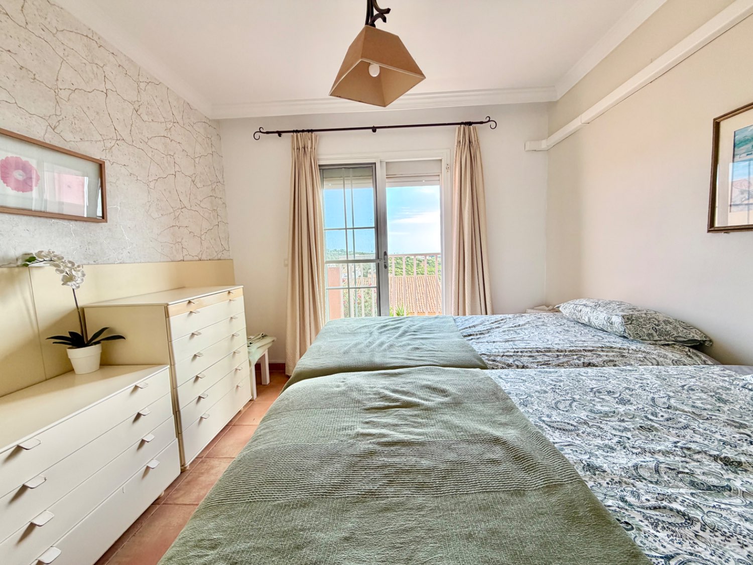 Fabulosa casa pareada cuatro dormitorios  con preciosas vistas al mar en Alcaidesa