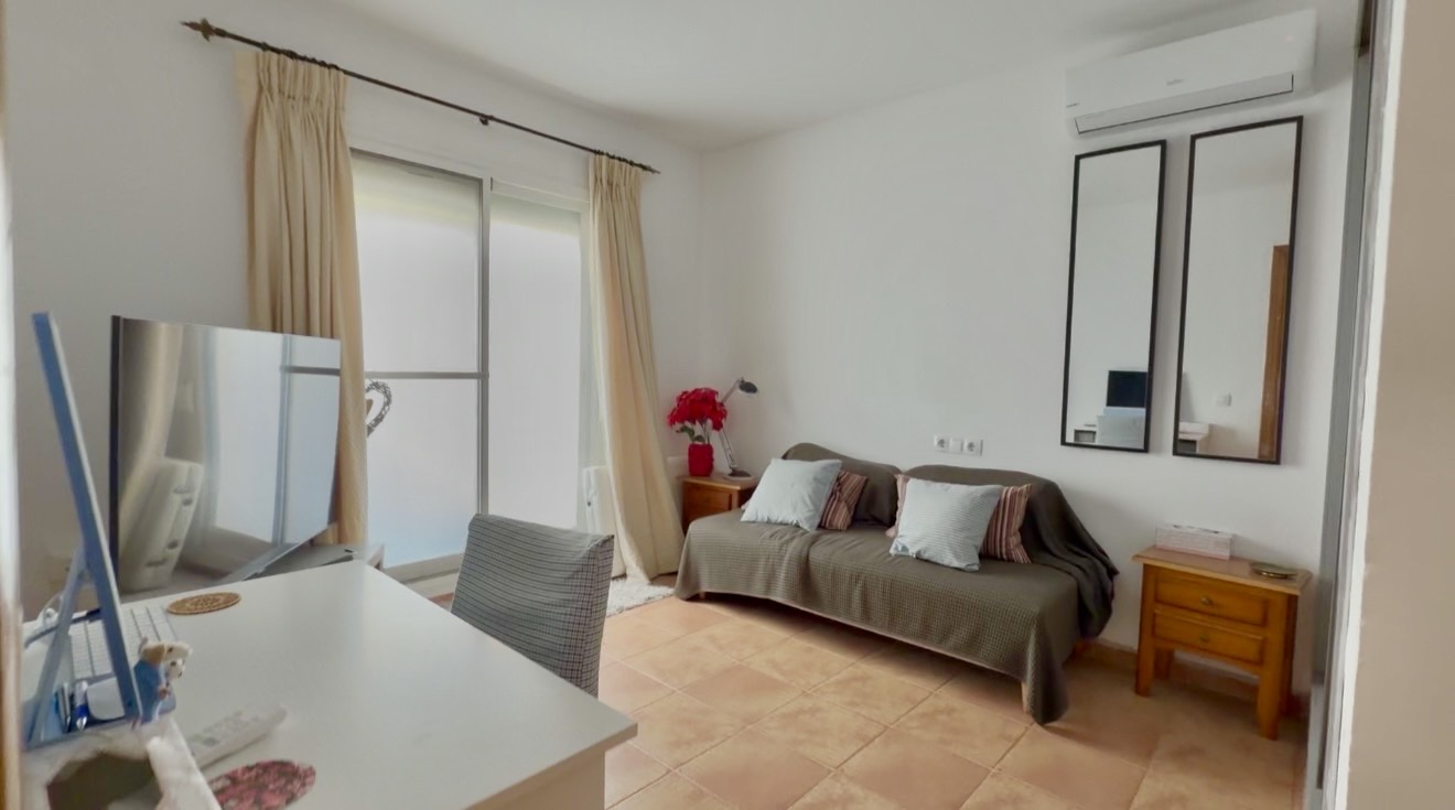 Fabulosa casa pareada cuatro dormitorios  con preciosas vistas al mar en Alcaidesa