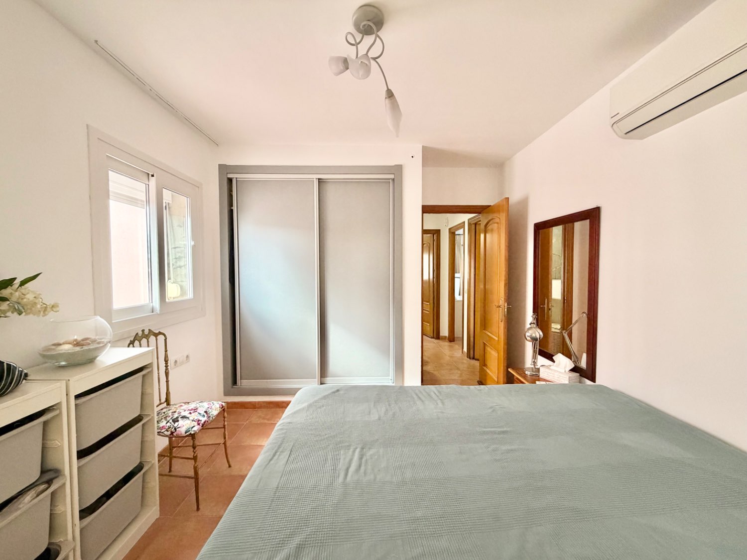 Fabulosa casa pareada cuatro dormitorios  con preciosas vistas al mar en Alcaidesa