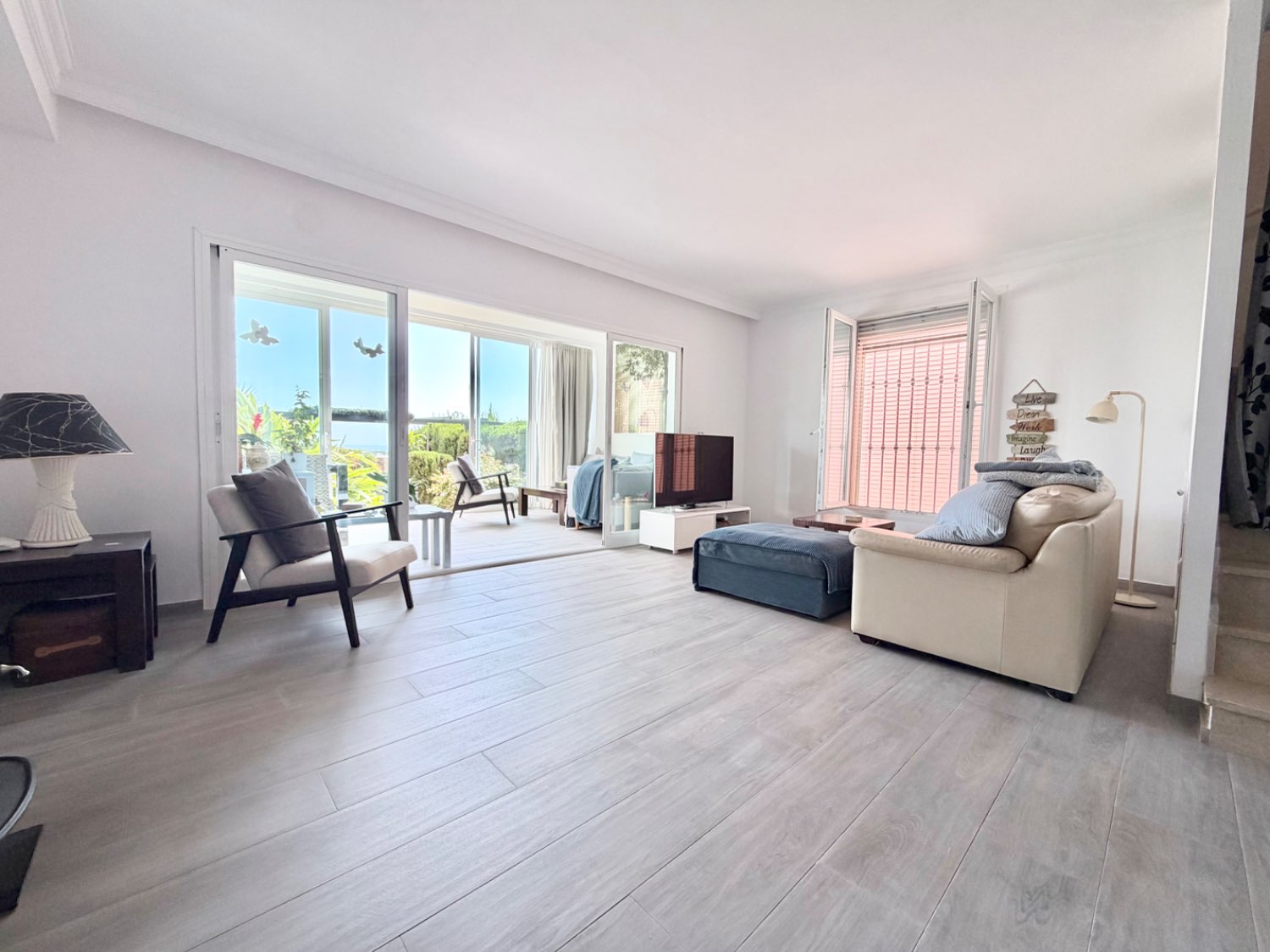 Fabulosa casa pareada cuatro dormitorios  con preciosas vistas al mar en Alcaidesa