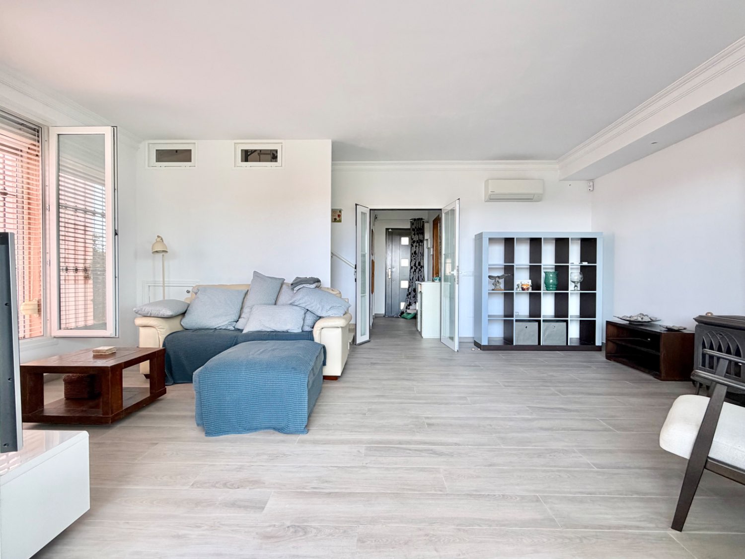 Fabulosa casa pareada cuatro dormitorios  con preciosas vistas al mar en Alcaidesa