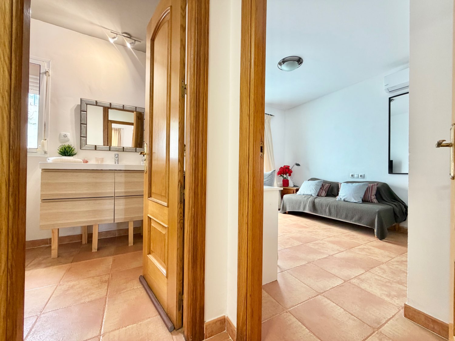 Fabulosa casa pareada cuatro dormitorios  con preciosas vistas al mar en Alcaidesa