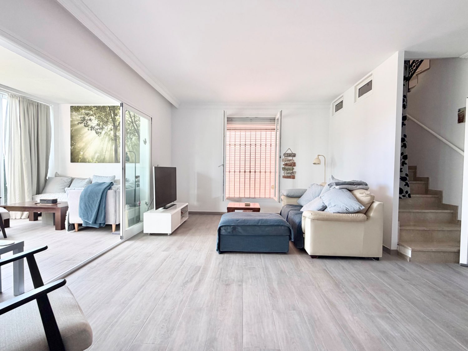 Fabulosa casa pareada cuatro dormitorios  con preciosas vistas al mar en Alcaidesa