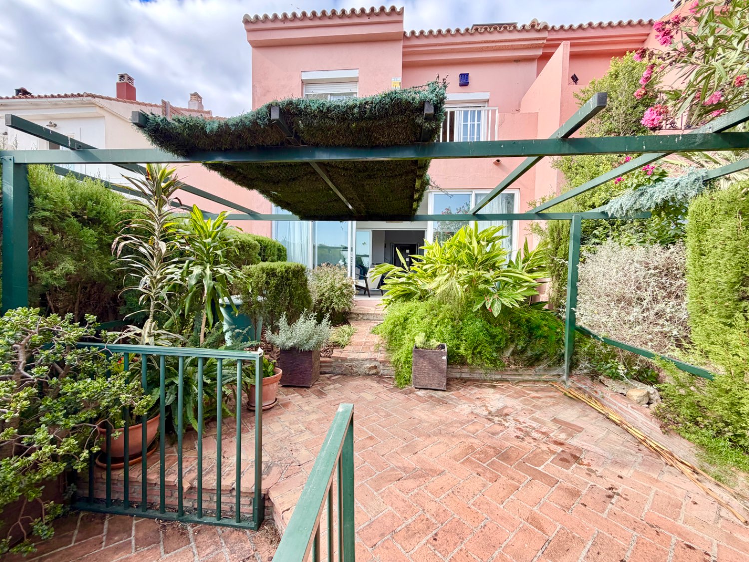 Fabulosa casa pareada cuatro dormitorios  con preciosas vistas al mar en Alcaidesa