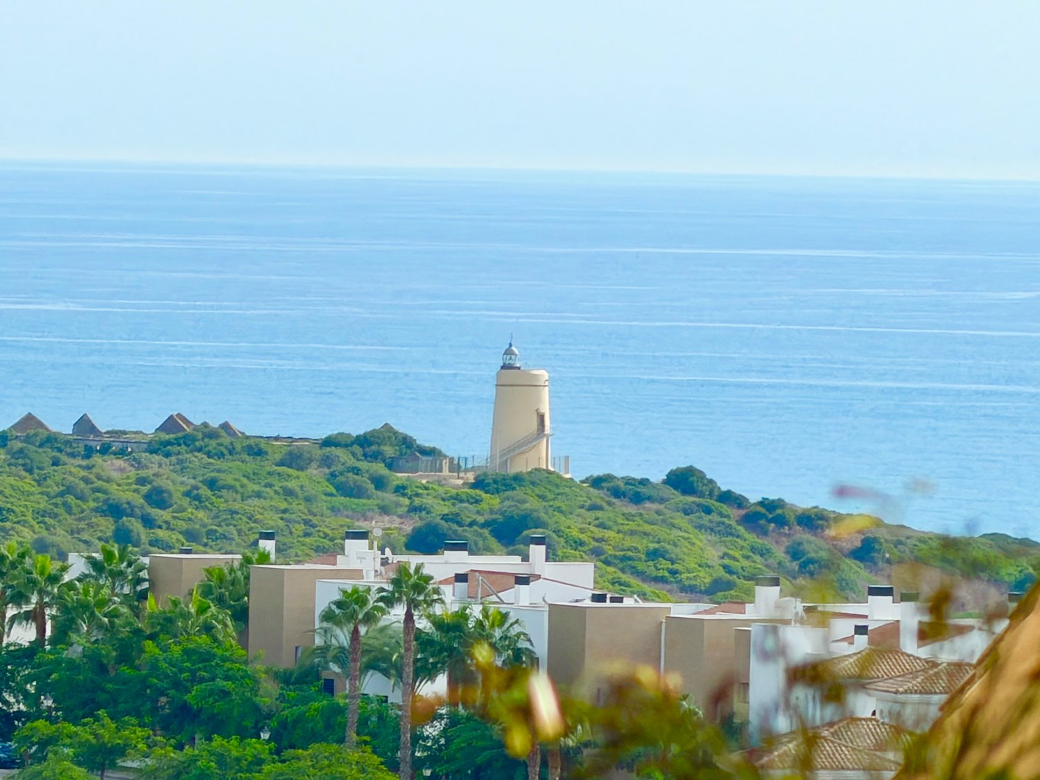 Fabulosa casa pareada cuatro dormitorios  con preciosas vistas al mar en Alcaidesa