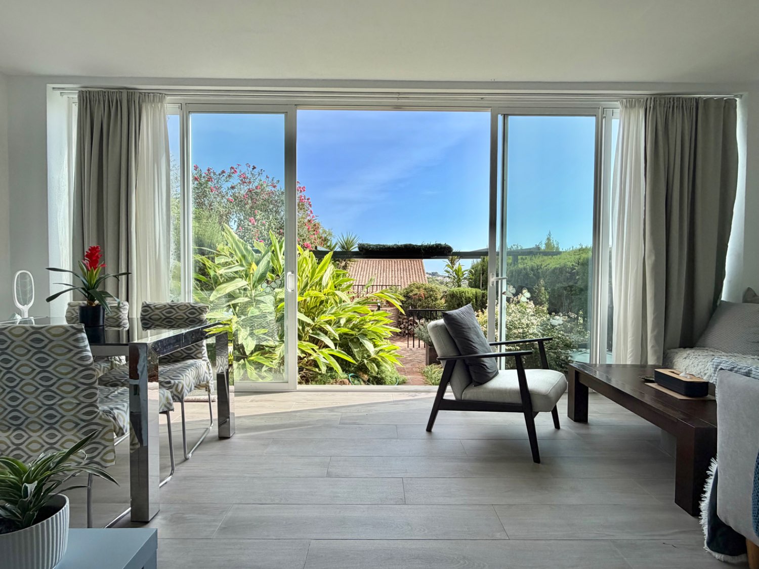 Fabulosa casa pareada cuatro dormitorios  con preciosas vistas al mar en Alcaidesa