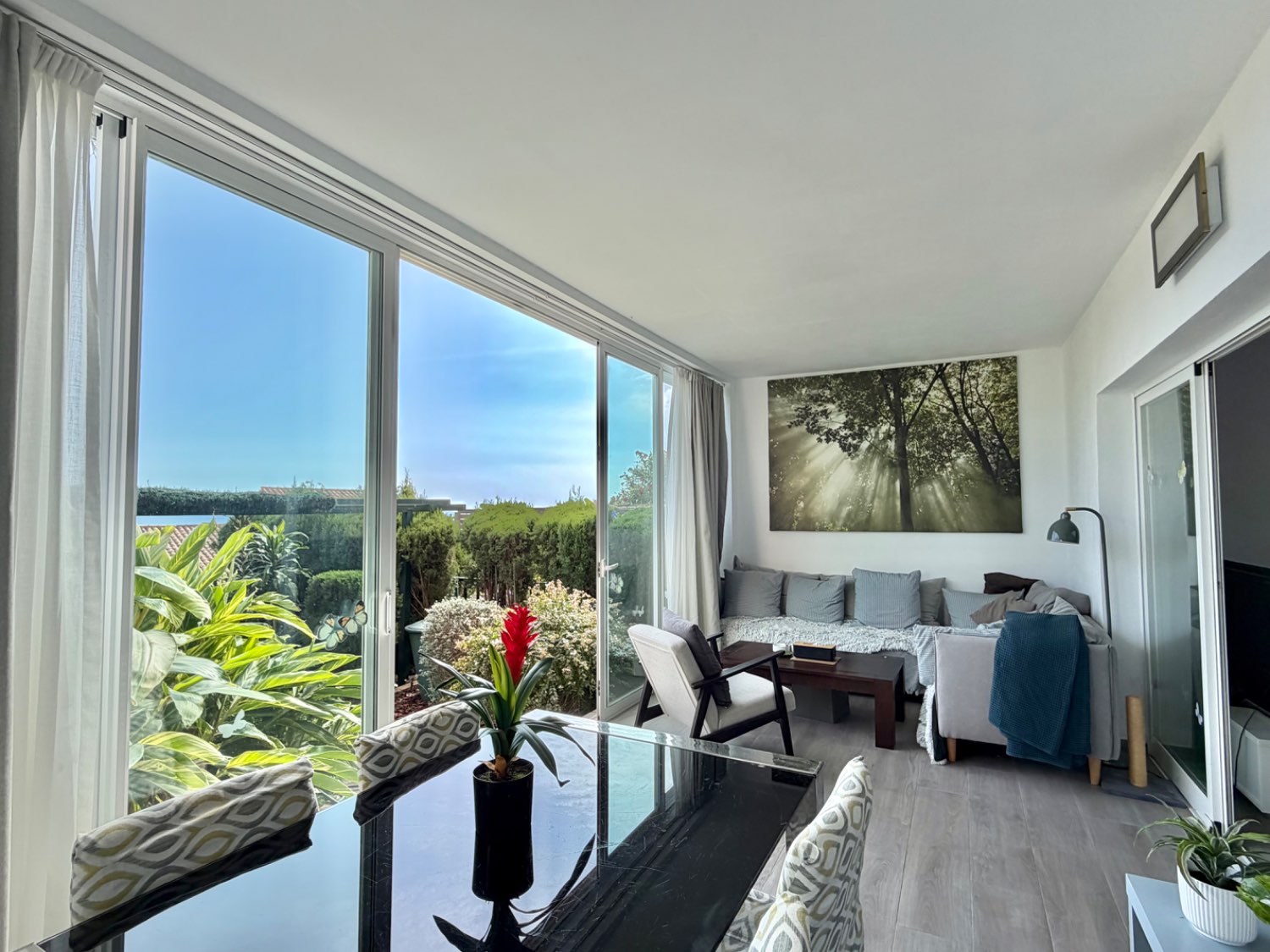 Fabulosa casa pareada cuatro dormitorios  con preciosas vistas al mar en Alcaidesa