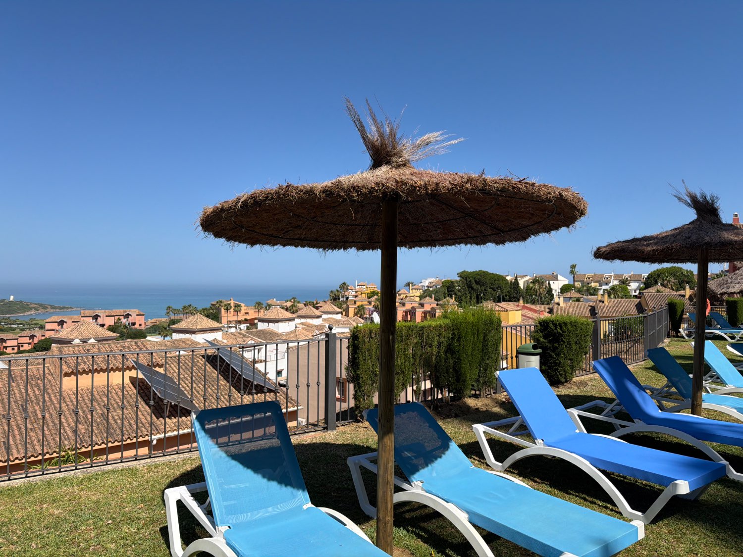 Fabulosa casa pareada cuatro dormitorios  con preciosas vistas al mar en Alcaidesa